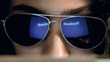 Vom Uni-Netzwerk zum globalen Gesamtdienstleister. Mehr als 1,2 Milliarden Menschen, rund ein Sechstel der Weltbevölkerung, sind auf Facebook organisiert. Bald sollen die Nutzer gar keinen Grund mehr haben, sich auf anderen Seiten zu tummeln.