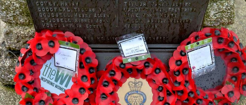 Mohnblütenkränze an Kriegsdenkmälern sind in Großbritannien Tradition.