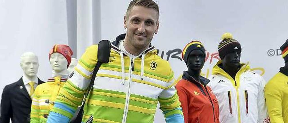 Erst Koffer schleppen, später Bob schieben - darf Kevin Kuske dazwischen auch noch die Fahne tragen?