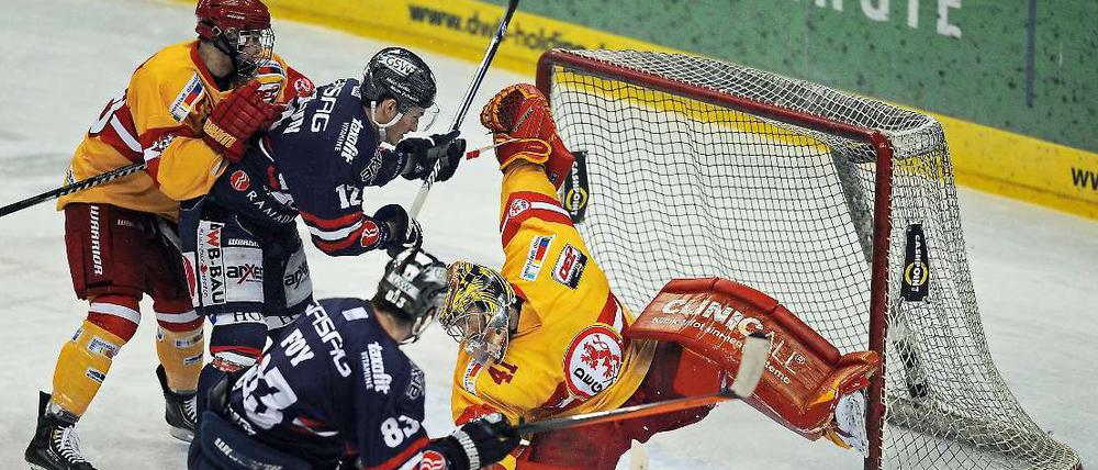 Drin. Matt Foy (vorn) erzielt das 1:0 für die Eisbären gegen Düsseldorf.