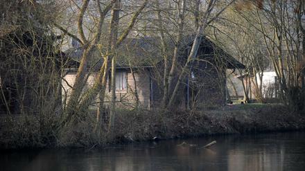 In dieser Blockhütte am Edersee sollen die drei Frauen gefunden worden sein.