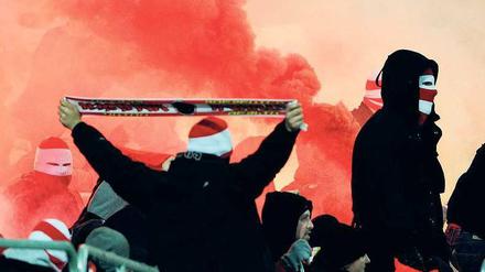 Benebelt in Schweden. Fans des 1. FC Union zündelten in Stockholm. Foto: dpa