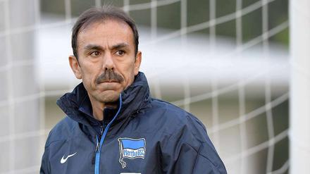 „Ich lobe, wenn es was zu loben gibt“, sagt Jos Luhukay: „Und ich kritisiere, wenn es was zu kritisieren gibt.“ 