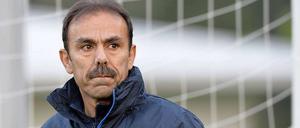 „Ich lobe, wenn es was zu loben gibt“, sagt Jos Luhukay: „Und ich kritisiere, wenn es was zu kritisieren gibt.“ 