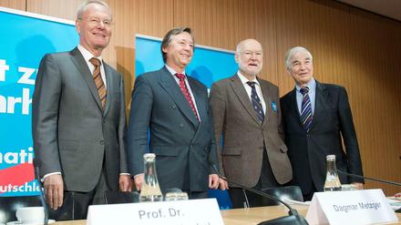 Prominente Euro-Kritiker: Hans-Olaf Henkel, Jörn Kruse, Joachim Starbatty und der Berliner Professor Charles B. Blankart (von links). Es gibt Streit: Darf Blankart trotz seiner Positionen noch Mitglied im Beirat von Wirtschaftsminister Gabriel sein?