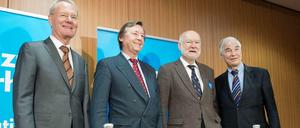 Prominente Euro-Kritiker: Hans-Olaf Henkel, Jörn Kruse, Joachim Starbatty und der Berliner Professor Charles B. Blankart (von links). Es gibt Streit: Darf Blankart trotz seiner Positionen noch Mitglied im Beirat von Wirtschaftsminister Gabriel sein?
