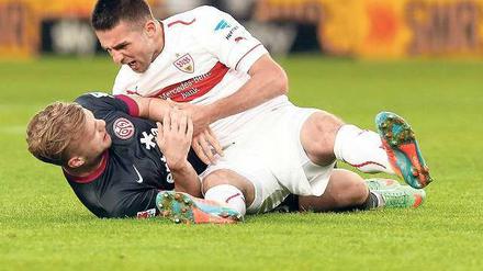 Setz’ dich. VfB-Stürmer Vedad Ibisevic (rechts) und Johannes Geis vom FSV Mainz 05 beim Plausch unter Gegnern. 