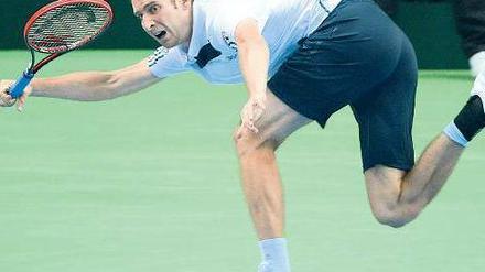 Furioser Freitag. Florian Mayer kämpfte gegen einen starken Gegner nicht nur um jeden Punkt, sondern am Ende vor allem mit sich selbst. Zwischenzeitlich plagten ihn Krämpfe. Am Ende aber setzte sich der Deutsche in fünf Sätzen gegen Feliciano López.
