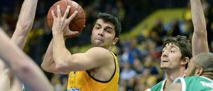 Albas Vojdan Stojanovski (M.) setzt sich gegen die Ukrainer Sergyi Popov und Romeo Travis (r.) durch.