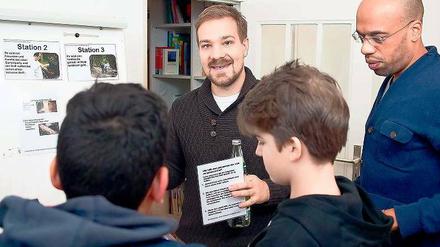 Hört, hört. Tobias Stapf, Gründer der Bürgeruni, beim Erste-Hilfe-Training. Jeder lernt von jedem – ohne, dass es einen was kostet. Außer ein wenig Einsatzbereitschaft. 