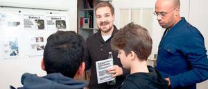 Hört, hört. Tobias Stapf, Gründer der Bürgeruni, beim Erste-Hilfe-Training. Jeder lernt von jedem – ohne, dass es einen was kostet. Außer ein wenig Einsatzbereitschaft. 