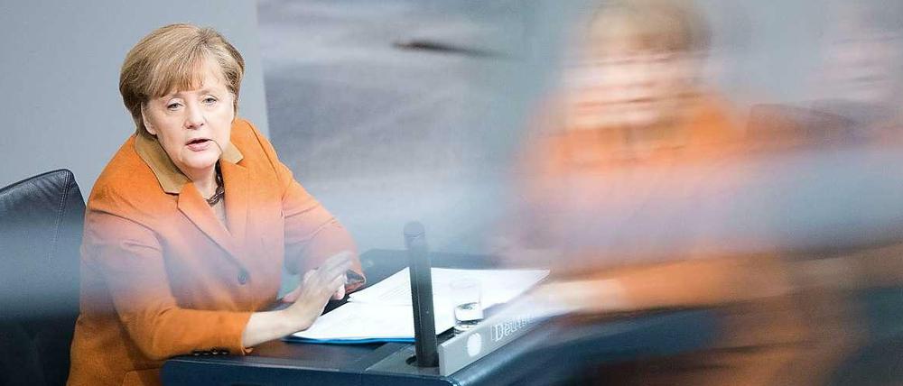 Ansprache im sitzen: Bundeskanzlerin Angela Merkel gibt die Regierungserklärung ab. 