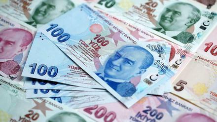 Seit Anfang des Jahres steht die türkische Lira massiv unter Druck. Am Montag erreichte sie einen neuen Tiefststand zum Dollar.