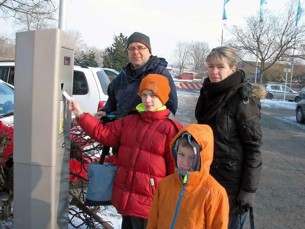 Teures Vergnügen. 21 Euro inklusive Parkgebühren zahlt eine vierköpfige Familie neuerdings für einen Besuch im Stadtbad Lankwitz.