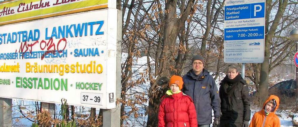 Fassungslos. Familie Brumm vor dem neuen Parkgebührenschild am Stadtbad Lankwitz.
