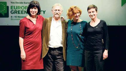 Vier für Europa. Franziska Keller (r.) und José Bové bekamen die größte Unterstützung, Rebecca Harms (l.) und Monica Frassoni landeten hinter den beiden. Foto: Bence Járdány/dpa