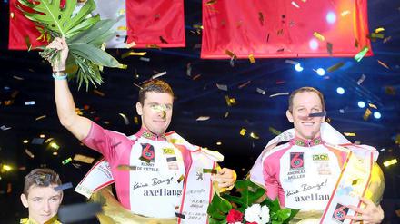 Ein bisschen Glitter hebt die Stimmung. De Ketele (l.) und Müller feiern ihren Erfolg in Berlin. 