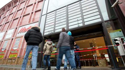 8.12.2013: Am zerstörten Eingang Media-Markt im Berliner Alexa-Einkaufszentrum sieht man noch die Spur des Blitzeinbruchs. Die Täter hatten ein Auto in den Eingang gerammt.
