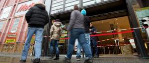 8.12.2013: Am zerstörten Eingang Media-Markt im Berliner Alexa-Einkaufszentrum sieht man noch die Spur des Blitzeinbruchs. Die Täter hatten ein Auto in den Eingang gerammt.
