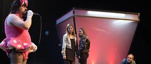 Patrick Wengenroth als singende Mickymaus - da lacht der Saal.