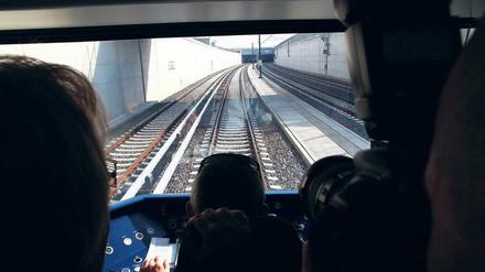 Hinein, hinein. Die Piste zum unterirdischen Flughafen gibt es schon. Nun könnte auch auf der BER-Zubringerstrecke ein Tunnel entstehen - nach jahrelangen Debatten