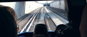 Hinein, hinein. Die Piste zum unterirdischen Flughafen gibt es schon. Nun könnte auch auf der BER-Zubringerstrecke ein Tunnel entstehen - nach jahrelangen Debatten