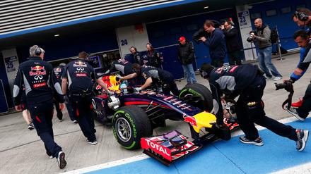 Bitte einparken. Sebastian Vettel kam in den ersten beiden Testtagen in Jerez nur auf insgesamt elf Runden. Mercedes schaffte mehr als 300. 