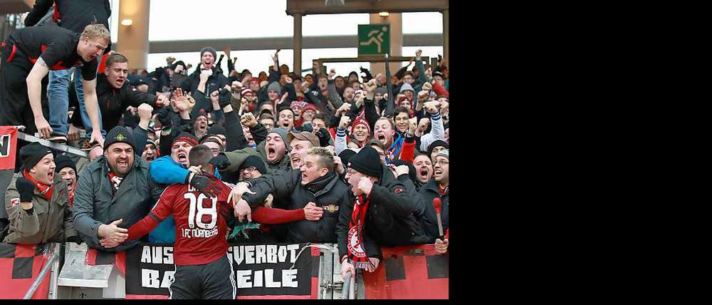 Komm in unsere Arme. Josip Drmic jubelt mit den Fans über das 2:0 für den 1. FC Nürnberg. 