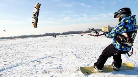 Gleiten wie im Fluge. Wenn der Wind stark genug pustet, hebt der elfjährige Michael Soumbatov auch schon mal ein paar Zentimeter ab.  