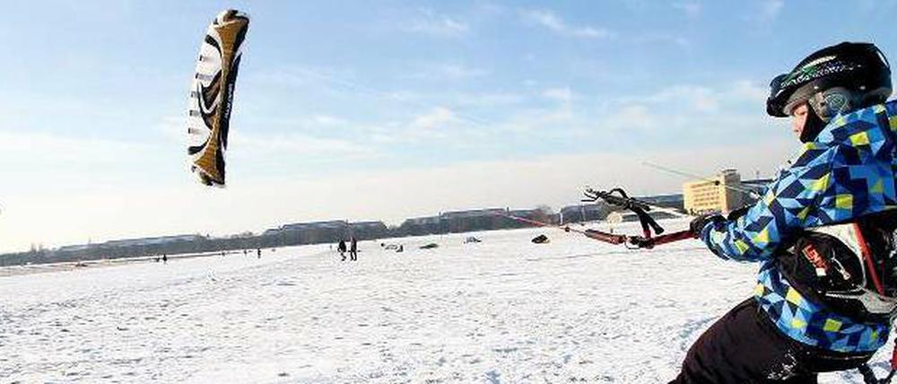 Gleiten wie im Fluge. Wenn der Wind stark genug pustet, hebt der elfjährige Michael Soumbatov auch schon mal ein paar Zentimeter ab.  