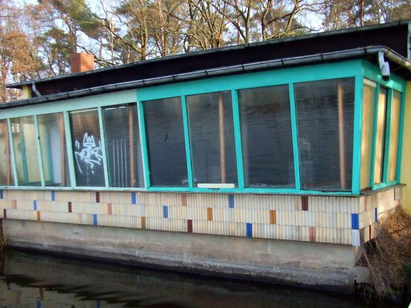 Einsam und längst verlassen: Der letzte Rest goldener Ausflugszeiten, der alte Pavillon aus den fünfziger Jahren.