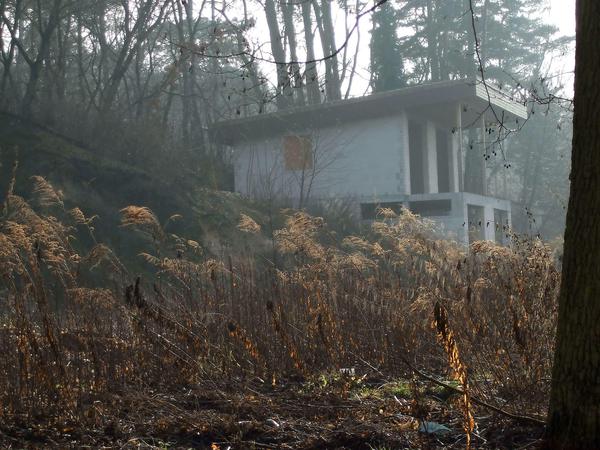 Ein Ferienhaus-Rohbau, gegenüber des Ortskerns Stolpe, war das einzige, was nach dem Abriss der alten Gemäuer entstanden war.