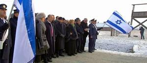 Mitglieder der israelischen Knesset und Überlebende des Holocausts besuchten am Montag das ehemalige deutsche KZ im polnischen Auschwitz.