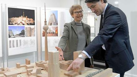 Das neue Wohnhaus des Stararchitekten Frank Gehry am Alex soll 2017 eröffnet werden. Hier begutachten Senatsbaudirektorin Regula Lüscher und Christoph Reschke, Mitarbeiter der Immobilienfirma Hines, das Modell des erfolgreichen Entwurfs