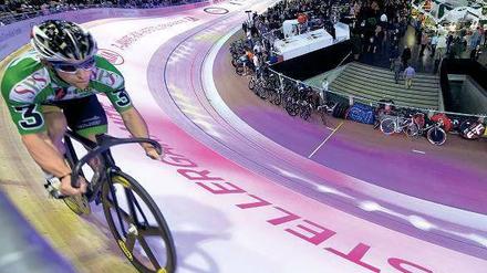 Noch ’ne Runde. Während die Radsportler sich im Velodrom abmühen, wird in den Rängen gerechnet und im Innenraum gesoffen. 