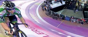 Noch ’ne Runde. Während die Radsportler sich im Velodrom abmühen, wird in den Rängen gerechnet und im Innenraum gesoffen. 