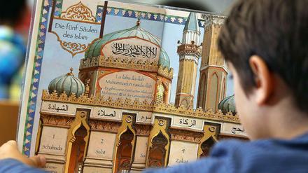 Ein islamischer Schüler beim Religionsunterricht.