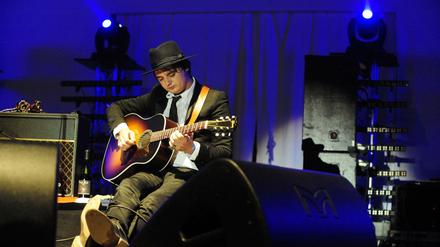 Ach ja, Musik kann der Mann auch. Pete Doherty, hier aufgenommen beim Berlin-Festival in Tempelhof 2009.