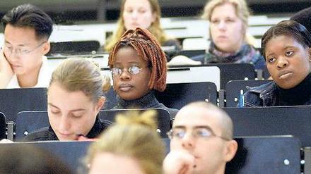 Internationale Studierende sitzen in einem Hörsaal.