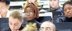 Internationale Studierende sitzen in einem Hörsaal.