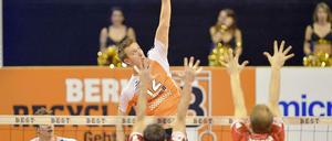 Hohe Kunst: Paul Carroll steigt hier unters Hallendach.