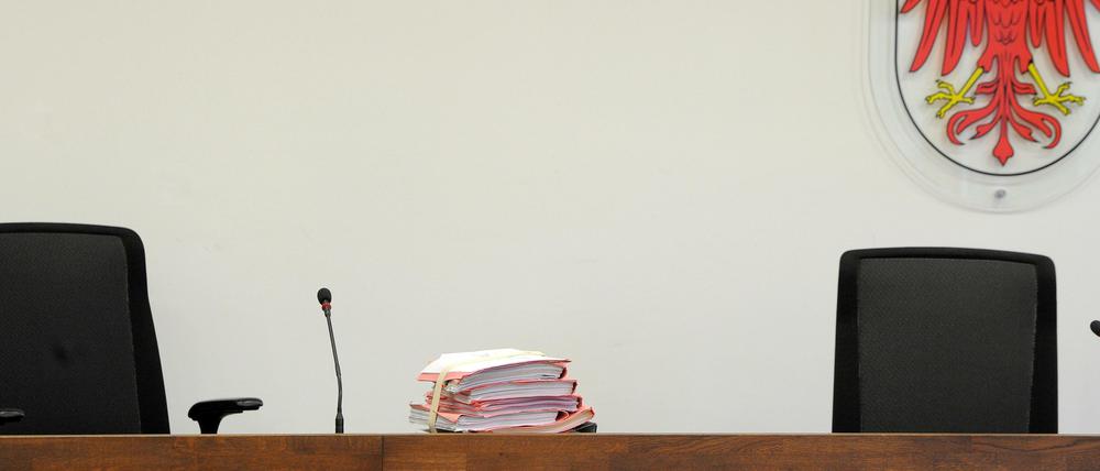 Akten in einem Gerichtssaal in Potsdam: Gegen das Paar wird jetzt wegen Sozialbetrugs ermittelt. 