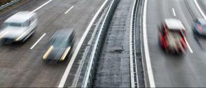 Auf dem Weg zur Bergung eines umgestürzten Hängers geriet die Feuerwehr selbst in Not. Auf der Avus ging erstmal nichts mehr.