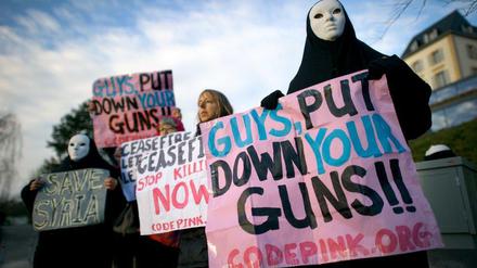 Frauen demonstrieren vor dem Gebäude der UN in Genf, wo die Syrien-Konferenz stattfindet.