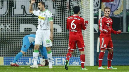 Götze jubelt, Stranzl nicht. Bayern gewinnt in Mönchengladbach.