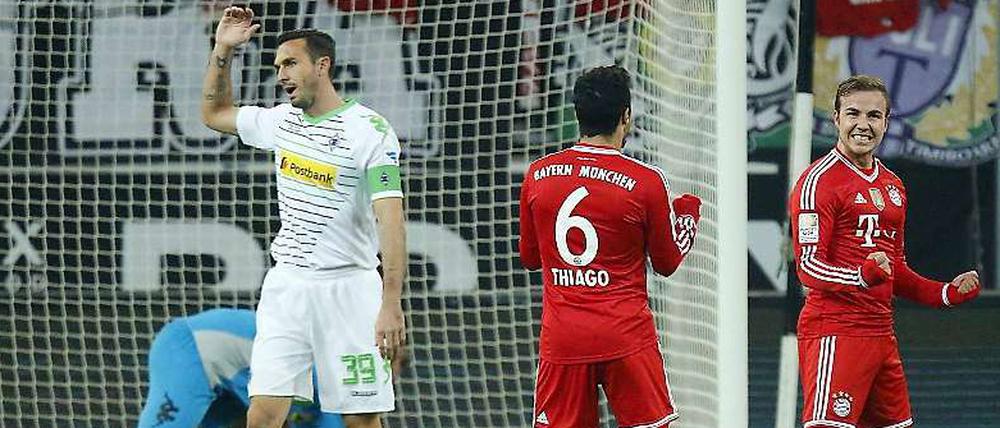 Götze jubelt, Stranzl nicht. Bayern gewinnt in Mönchengladbach.