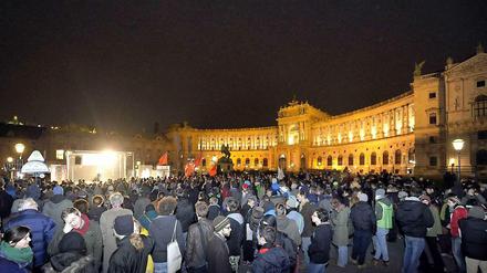 Demonstranten vor der Wiener Hofburg.