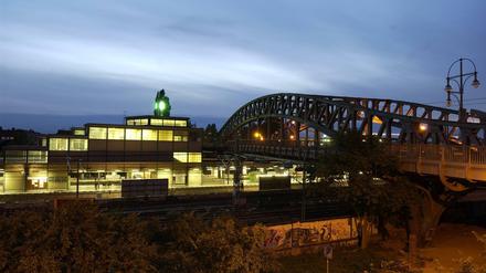 Im Dämmerlicht der Stadt: Die Bösebrücke, im Volksmund: Bornholmer Brücke, bei Sonnenuntergang.