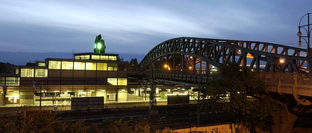 Im Dämmerlicht der Stadt: Die Bösebrücke, im Volksmund: Bornholmer Brücke, bei Sonnenuntergang.