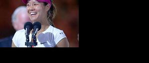 Danke für den Scheck. Li Na ist laut Forbes-Liste die zweitbestverdienende Sportlerin weltweit. Für den Sieg in Melbourne strich die Chinesin knapp zwei Millionen Euro ein.